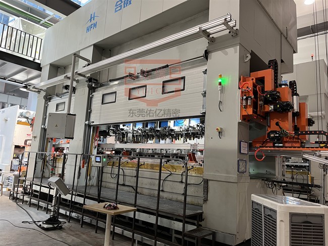 冲床三次元机械手(12工位)配套1700T液压冲床自动化冲压生产线